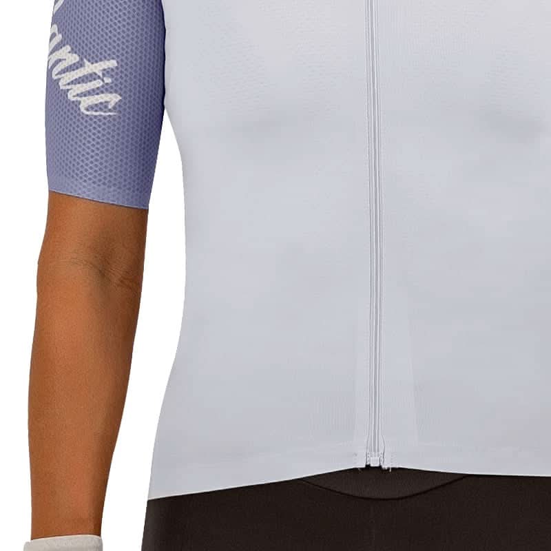 Nærbilde av pustende mesh-paneler på siden av Santic sykkeljersey.