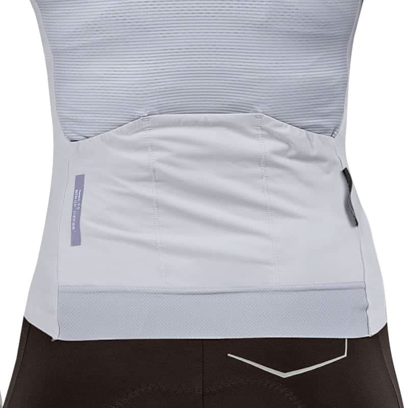 Bakside av Santic Banxia Women's Jersey med tre baklommer og refleksdetaljer.