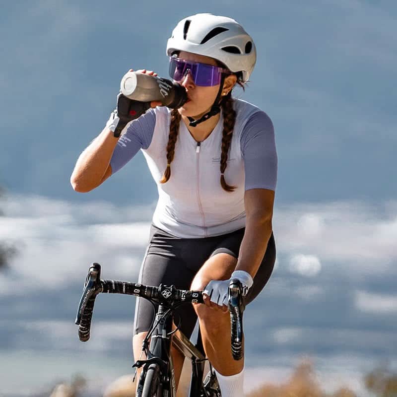 Sykkelrytter i farten iført lett og tettsittende Santic damejersey.