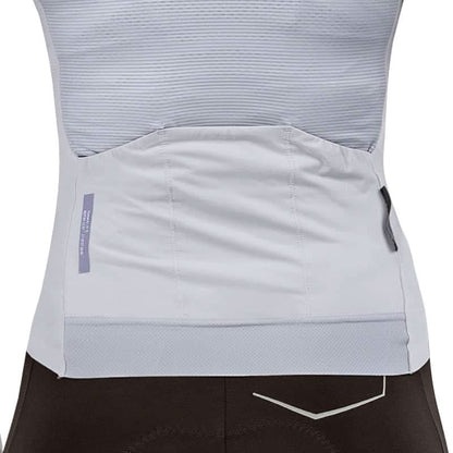 Bakside av Santic Banxia Women's Jersey med tre baklommer og refleksdetaljer.