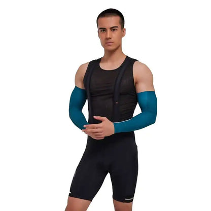 Mann i svart sykkelshorts og nettingtrøye med blå armvarmere.