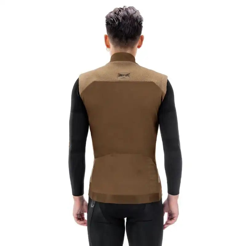 Bakside av en brun Santic Daily Life sykkelvest til herre med fleece-detaljer.