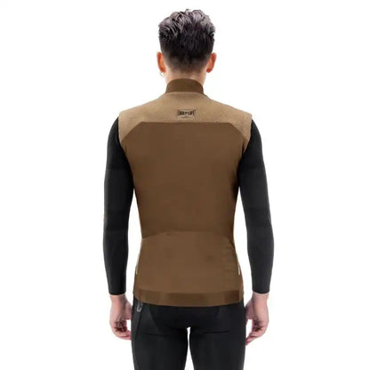 Bakside av en brun Santic Daily Life sykkelvest til herre med fleece-detaljer.