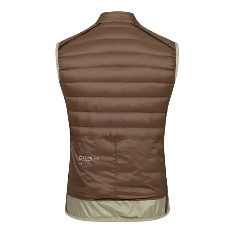 Brun vattert vest sett bakfra med horisontale sømmer og en beige detalj nederst.