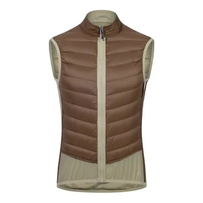 Brun vattert vest med beige detaljer og glidelås, ideell for lagvis bekledning til tur og friluftsliv.