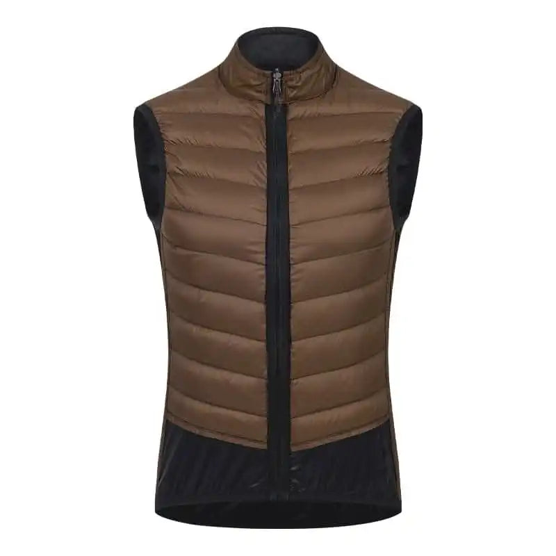 Brun vattert vest med glidelås og svarte detaljer, perfekt som varmende mellomlag.