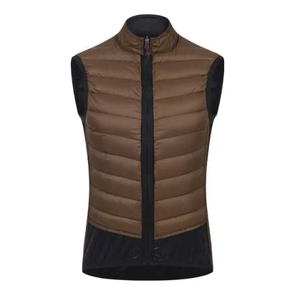 Brun vattert vest med glidelås og svarte detaljer, perfekt som varmende mellomlag.