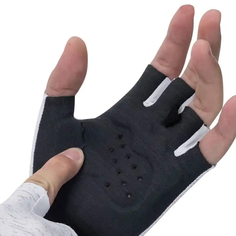 Nærbilde av en hvit og sort fingerløs sykkelhanske med polstring og ventilasjonshull i håndflaten.