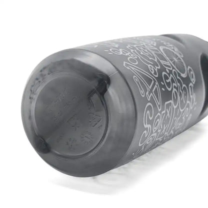 Bunn og side av en grå, gjennomsiktig sportsflaske med hvite illustrasjoner og produktinformasjon.