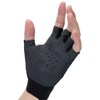 Grå fingerløse sykkelhansker med polstret håndflate og ventilasjonshull sett fra undersiden.