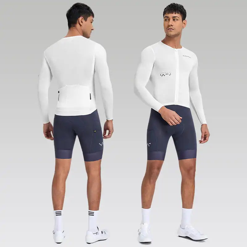 Hvit langermet sykkeltrøye og mørkeblå sykkelshorts til herre, vist forfra og bakfra.
