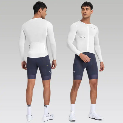 Hvit langermet sykkeltrøye og mørkeblå sykkelshorts til herre, vist forfra og bakfra.