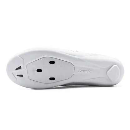 Undersiden av en hvit Santic landeveissko med 3-hulls cleat-feste og ventilasjonshull.