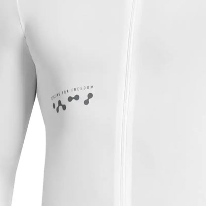 Nærbilde av en hvit sykkeltrøye med teksten Cycling for Freedom og grafisk logo.