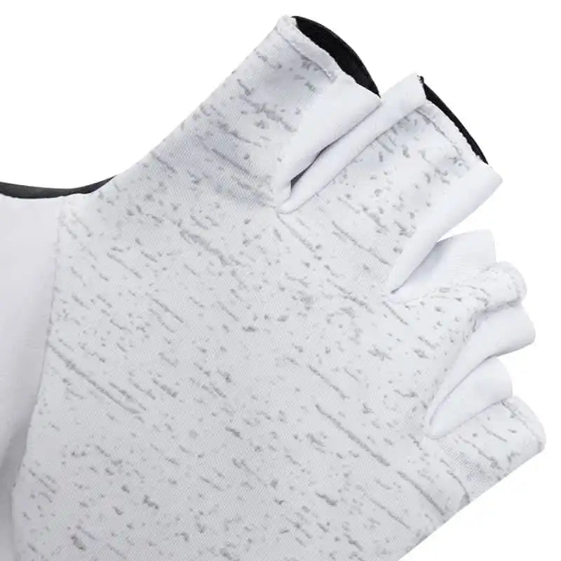 Nærbilde av hvite fingerløse hansker med grått melert mønster.