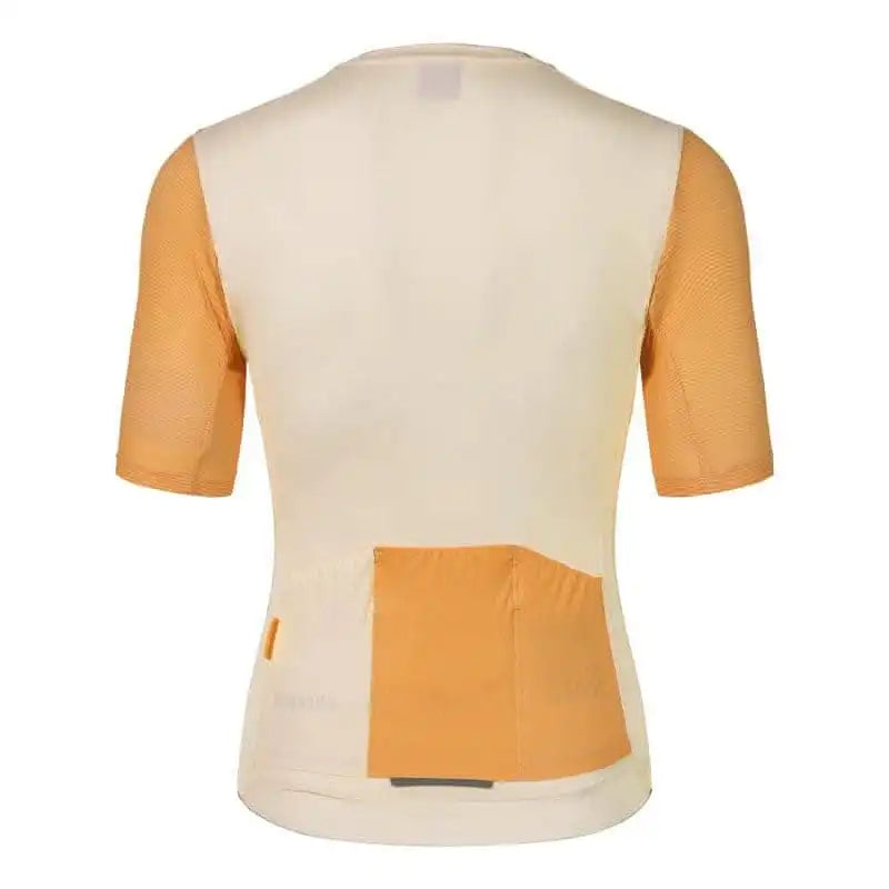 Baksiden av en kortermet sykkeltrøye i beige og oransje med tre praktiske baklommer.