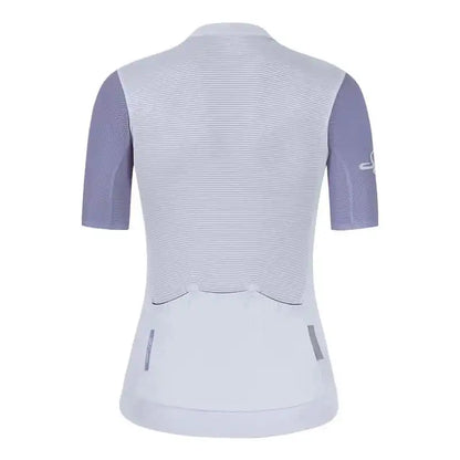 Baksiden av en hvit og lilla kortermet sykkeltrøye for dame med tre praktiske baklommer.
