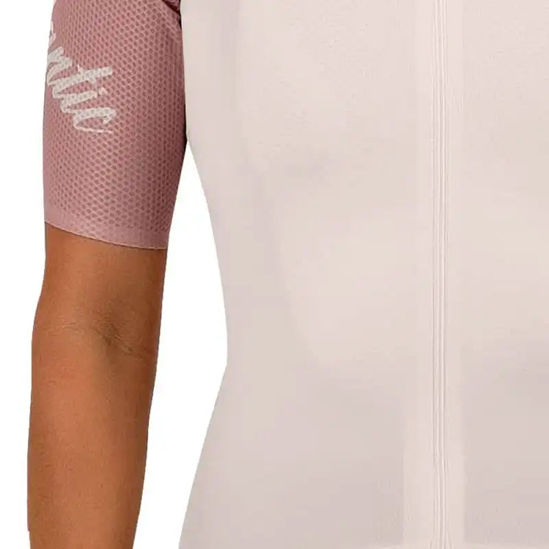 Nærbilde av en lys rosa sykkeltrøye til dame med mørkere rosa mesh-erme og pustende materiale.