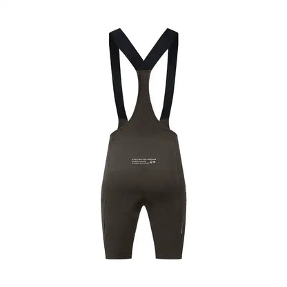 Mørkegrønn sykkelshorts med seler sett bakfra med mesh-panel på ryggen.