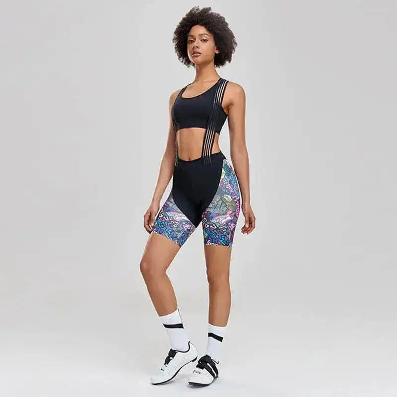 Mønstret sykkelshorts med seler og svart sports-bh til dame.