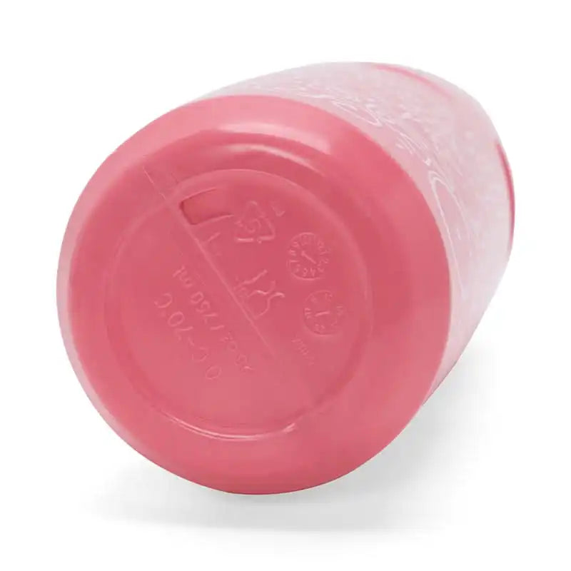 Undersiden av en rosa drikkeflaske i plast med merking for 750 ml volum og temperaturtoleranse.