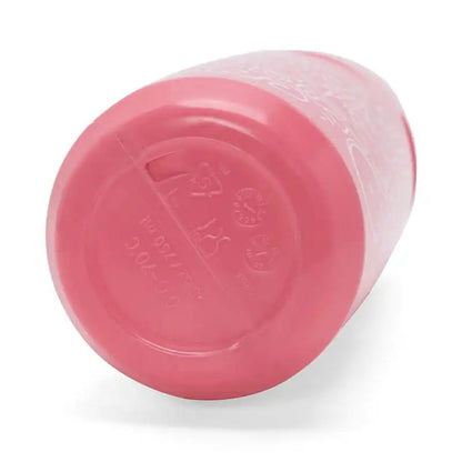 Undersiden av en rosa drikkeflaske i plast med merking for 750 ml volum og temperaturtoleranse.