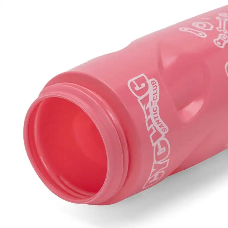Nærbilde av åpningen på en rosa Santic sykkelflaske i plast.