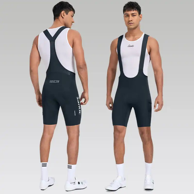 Mørkeblå Santic bib-shorts for herre, vist forfra og bakfra med hvit undertrøye og sykkelsko.