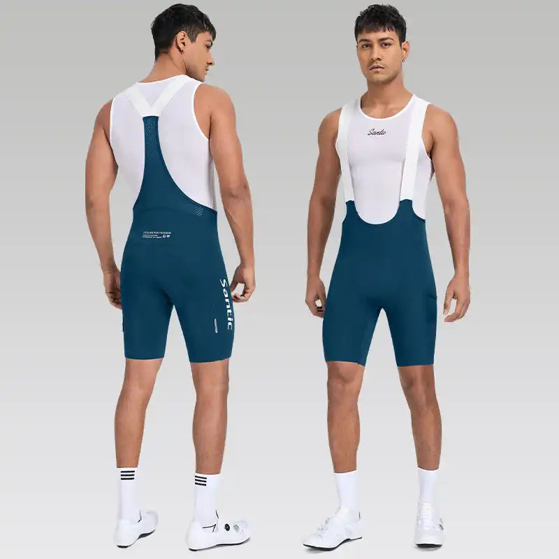 Blå Santic sykkelshorts med seler for herre, vist forfra og bakfra med hvit sykkeltrøye.