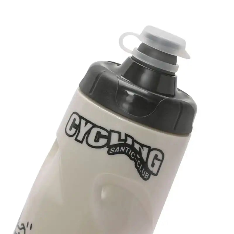 Beige Santic Cycling Club sykkelflaske med sort kork og gjennomsiktig drikketut.