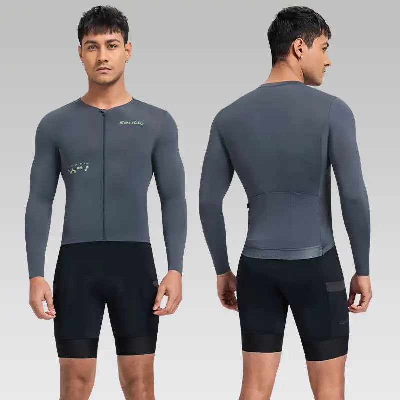 Santic grå langermet sykkeltrøye og svart sykkelshorts for herre, vist forfra og bakfra.