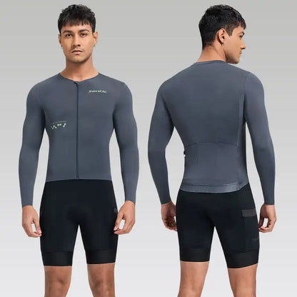 Santic grå langermet sykkeltrøye og svart sykkelshorts for herre, vist forfra og bakfra.