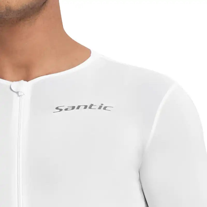 Nærbilde av en hvit Santic sykkeltrøye for herre med glidelås og logo på brystet.