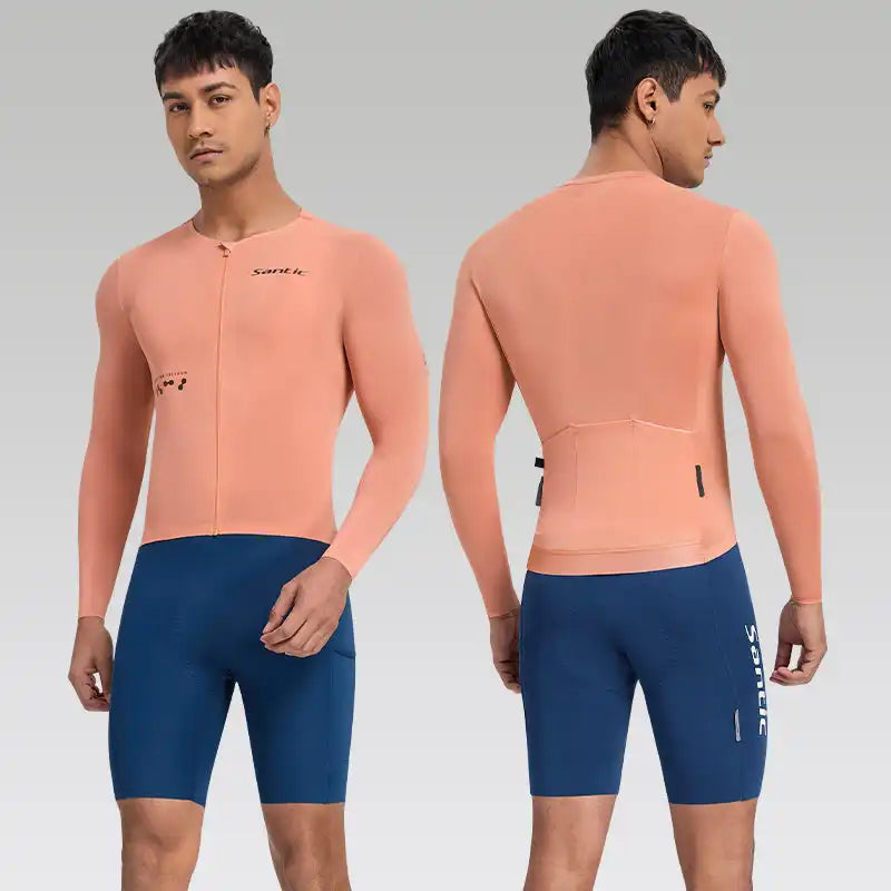 Santic langermet sykkeltrøye i ferskenfarge og mørkeblå sykkelshorts for herre, sett forfra og bakfra.