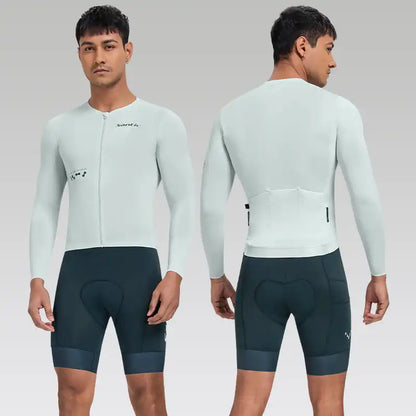 Santic langermet sykkeltrøye til herre i lys grønn, vist forfra og bakfra med mørkeblå sykkelshorts.