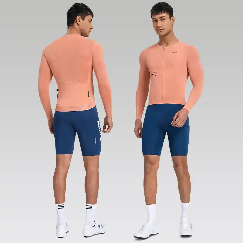 Mann i ferskenfarget langermet Santic sykkeltrøye og mørkeblå sykkelshorts sett forfra og bakfra.
