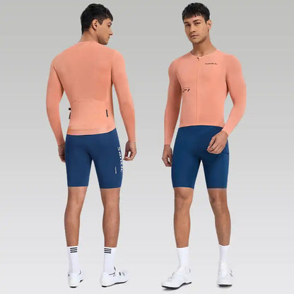 Mann i ferskenfarget langermet Santic sykkeltrøye og mørkeblå sykkelshorts sett forfra og bakfra.