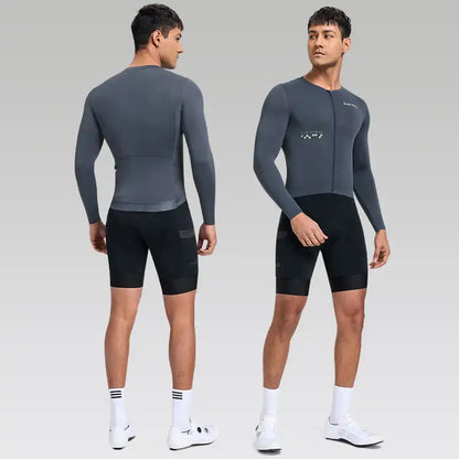 Grå Santic langermet sykkeltrøye og svart sykkelshorts til herre, vist forfra og bakfra.