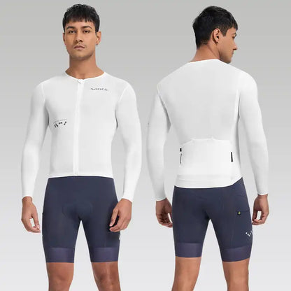 Santic langermet hvit sykkeltrøye og mørkeblå sykkelshorts vist forfra og bakfra på en mann.
