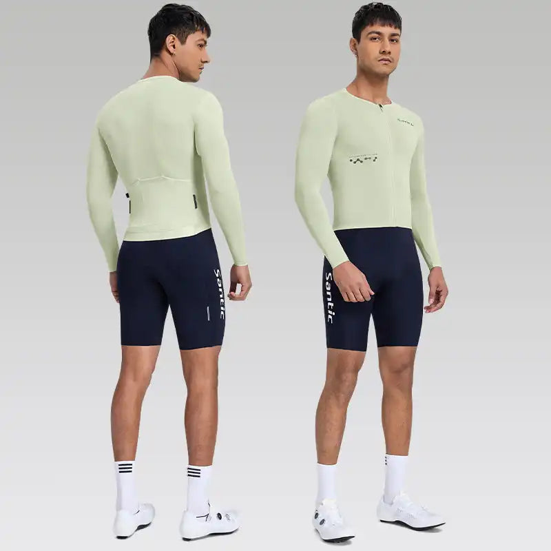 Mann i lysegrønn langermet Santic sykkeltrøye og mørkeblå sykkelshorts, sett forfra og bakfra.