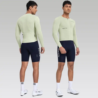 Mann i lysegrønn langermet Santic sykkeltrøye og mørkeblå sykkelshorts, sett forfra og bakfra.