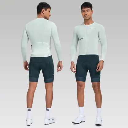 Santic sykkelsett for herre med langermet lysegrønn trøye og mørkegrønn shorts, vist forfra og bakfra.