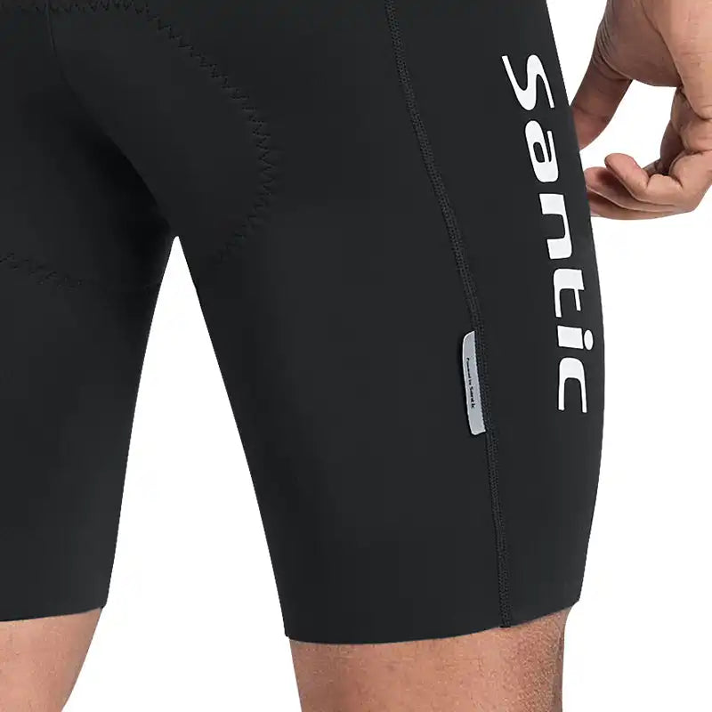 Svart Santic sykkelshorts til herre med hvit logo på siden og tettsittende passform.