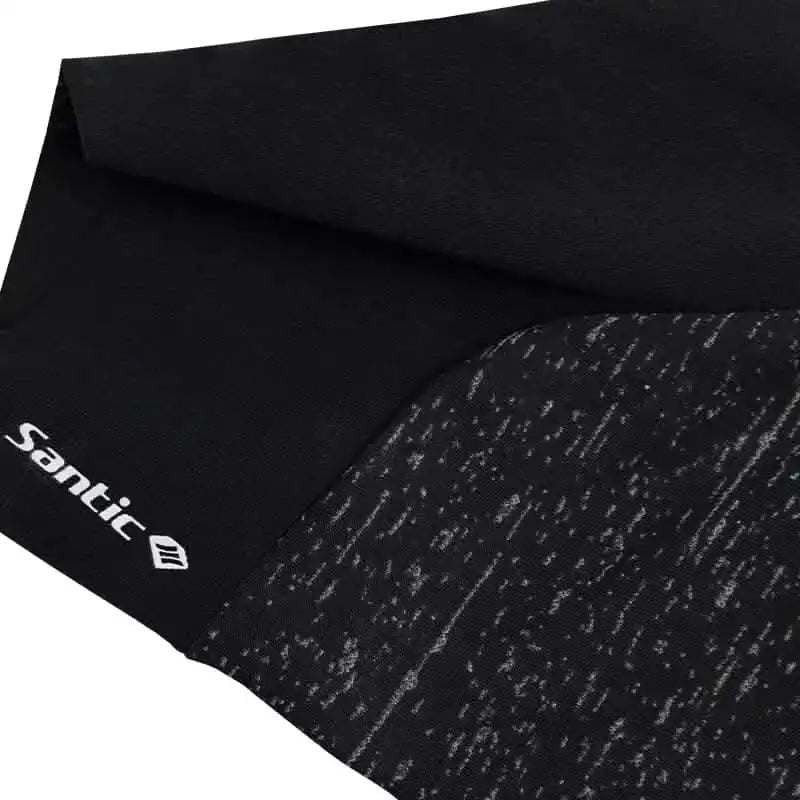Detaljbilde av Santic sportstøy som viser den hvite logoen og det svarte og gråmønstrede stoffet.
