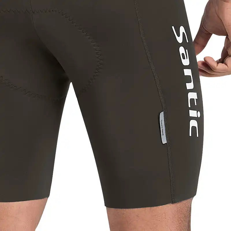Mørkegrønn Santic sykkelshorts for herre med hvit logo på siden og polstring for økt sittekomfort.