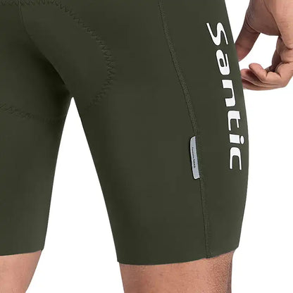 Santic sykkelshorts for herre i olivengrønn farge med hvit logo på siden.