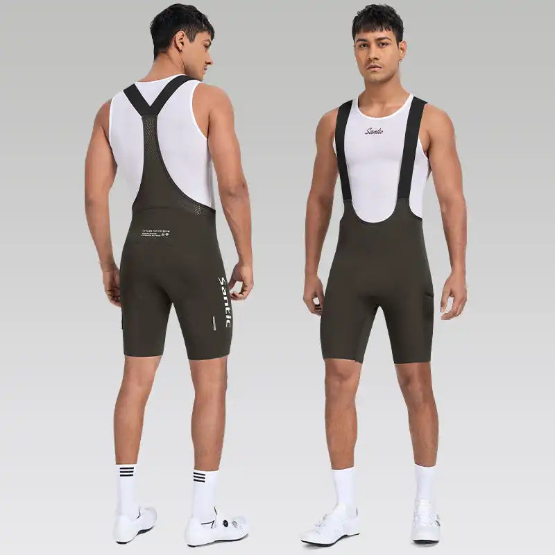 Santic mørkegrønn sykkelshorts med seler for herre, vist forfra og bakfra med hvite sykkelsko og sokker.