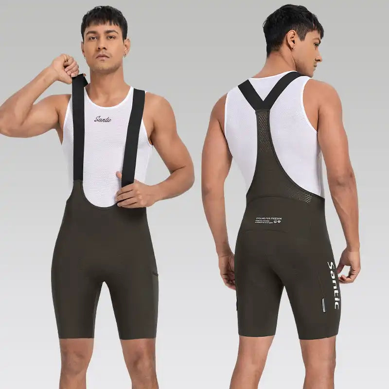 Mann i olivengrønne Santic sykkelshorts med seler og hvit undertrøye, vist fra foran og bak.