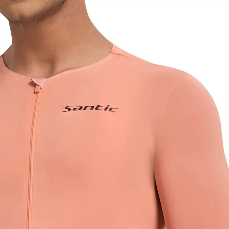 Ferskenfarget Santic sykkeltrøye for herre med glidelås og logo på brystet.
