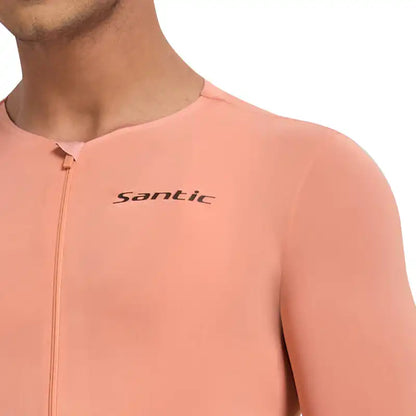 Ferskenfarget Santic sykkeltrøye for herre med glidelås og logo på brystet.